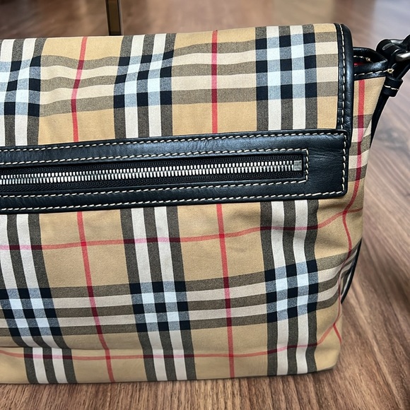 A212 - ๐ฏ % authentic Burberry messenger crossbody bag - Picture 7 of 16